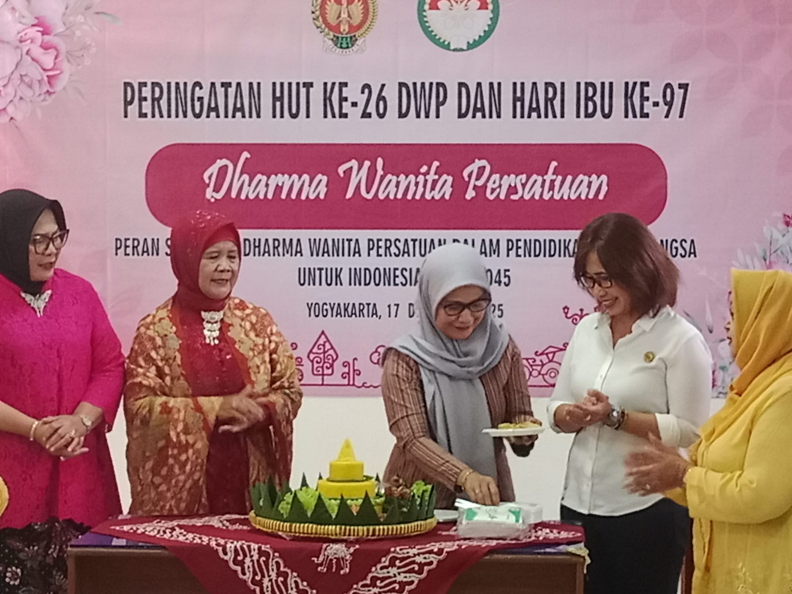 Potong tumpeng Kepala Dinas PUPESDM DIY beserta Jajaran Pengurus Dharma Wanita Persatuan